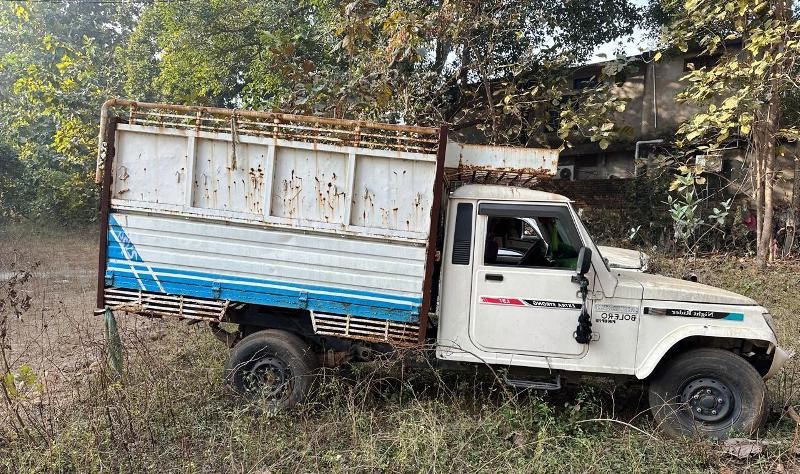 पशु तस्करी पर प्रशासन का प्रहार : गड्ढे में पलटी तस्करी की गाड़ी, 3 मवेशियों की मौत के बाद प्रशासन ने छीन लिया वाहन, अवैध परिवहन में प्रयुक्त पिक-अप वाहन राजसात.