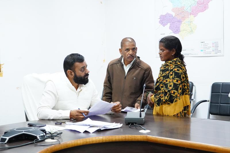 आम नागरिकों से सीधा संवाद: डिप्टी कलेक्टर हरिओम द्विवेदी ने जनदर्शन में आवेदनों की समीक्षा कर अधिकारियों को चेताया—लापरवाही नहीं चलेगी