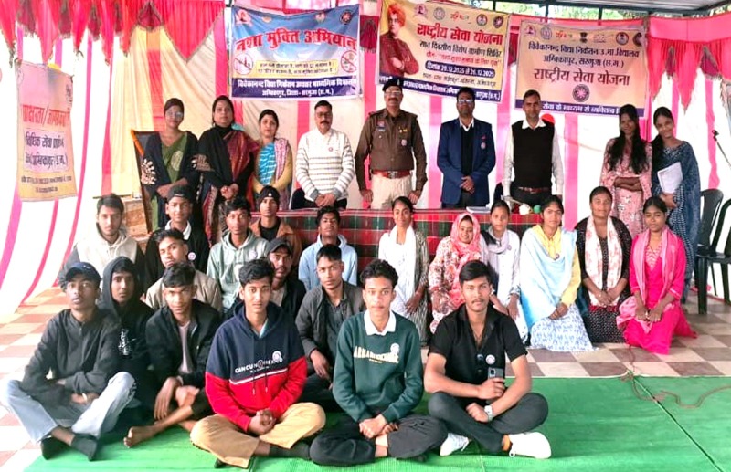 सरगुजा पुलिस की पहल : विवेकानंद स्कूल में जागरूकता शिविर, नवा बिहान अभियान के तहत छात्रों को मिला कानून और जीवन कौशल का ज्ञान, एनएसएस छात्रों को नशामुक्ति, यातायात और साइबर अपराध पर किया गया जागरूक.