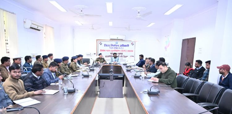 जशपुर में सड़क सुरक्षा को लेकर बड़ा फैसला: कलेक्टर रोहित व्यास और एसएसपी शशि मोहन सिंह ने ट्रैफिक नियम तोड़ने वालों पर कसी नकेल, ब्लैक स्पॉट पर रात्रि निरीक्षण के आदेश