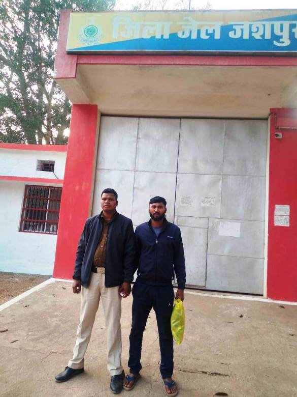 13 लाख की लूट का जशपुर पुलिस ने किया खुलासा : हाईवे पर हमला, जंगल की ओर घसीटा और 13 लाख उड़ाए— झारखंड से एक आरोपी गिरफ्तार, न्यायिक रिमांड पर भेजा गया जेल….पढ़ें पूरी ख़बर !