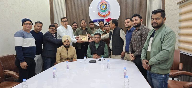 जगदंबा आभूषण भंडार चोरी प्रयास नाकाम करने पर सराफा व्यापारियों ने साइबर सेल अंबिकापुर का किया सम्मान, रात 11 बजे दुकान में घुसने की साजिश, CCTV और साइबर सेल ने चोर की चाल कर दी थी नाकाम.