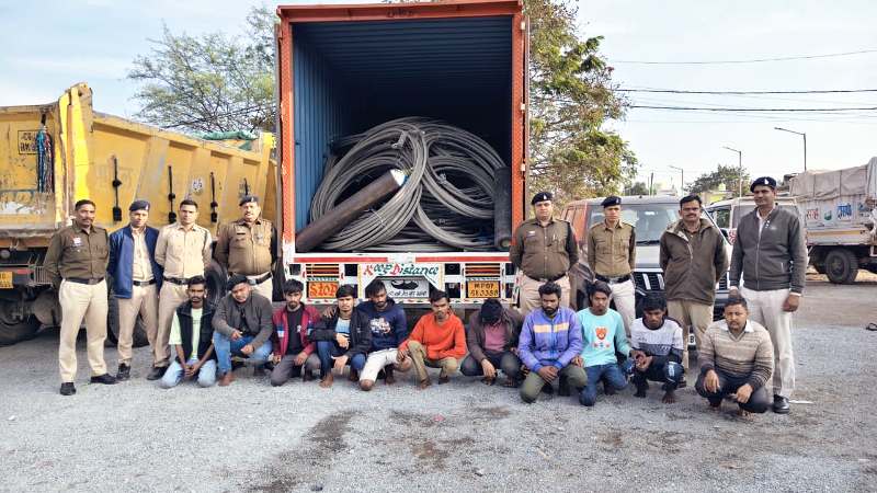 अंतर्जिला केबल चोरी गिरोह का भंडाफोड़ : सायबर टीम व अकलतरा पुलिस की बड़ी कार्रवाई, राज्य से बाहर खपाने की थी तैयारी, 12 टन तार जब्त, 11 आरोपी गिरफ्तार कर भेजे गये न्यायिक रिमांड पर