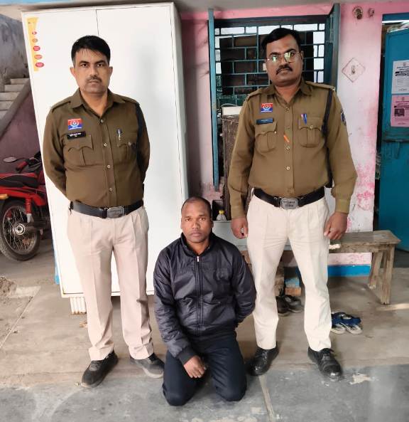 स्कॉर्पियो में मवेशियों की तस्करी का खुलासा : एक महीने बाद कानून की गिरफ्त में आया पशुक्रूरता का आरोपी, जूटमिल पुलिस ने फरार आरोपी को किया गिरफ्तार,