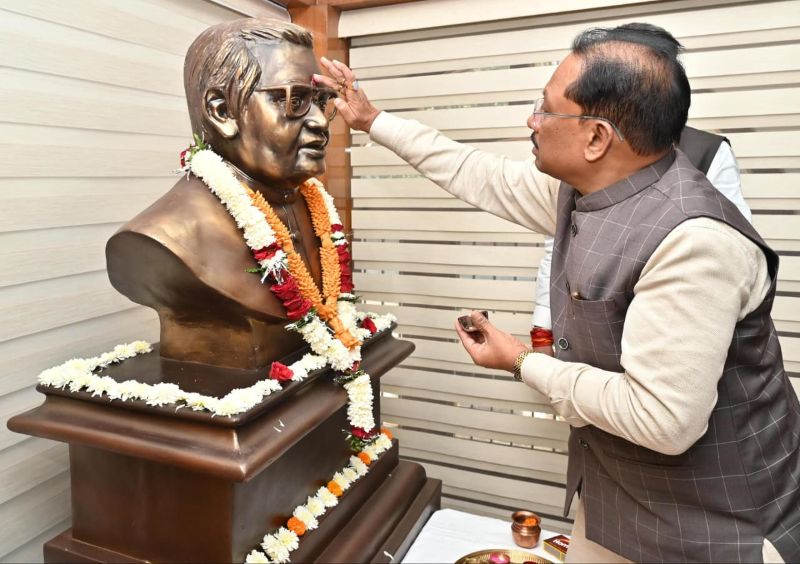 मुख्यमंत्री विष्णु देव साय ने अटल बिहारी वाजपेयी की प्रतिमा पर माल्यार्पण कर दी श्रद्धांजलि — कहा, अटलजी का जीवन राष्ट्रसेवा और सुशासन का प्रेरक प्रतीक