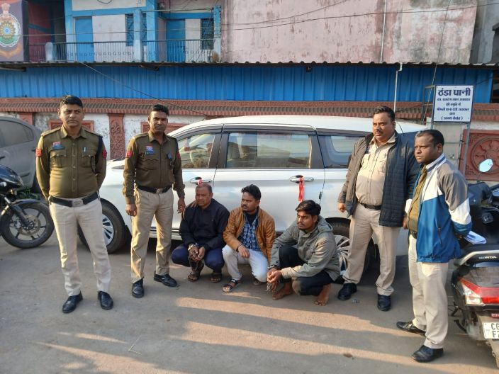 रायगढ़ में 48 घंटे में झपटमारी का खुलासा, पिकअप बिक्री के बहाने ₹2.40 लाख लूटने वाले तीन आरोपी गिरफ्तार, आर्टिका कार व ₹2.02 लाख जब्त