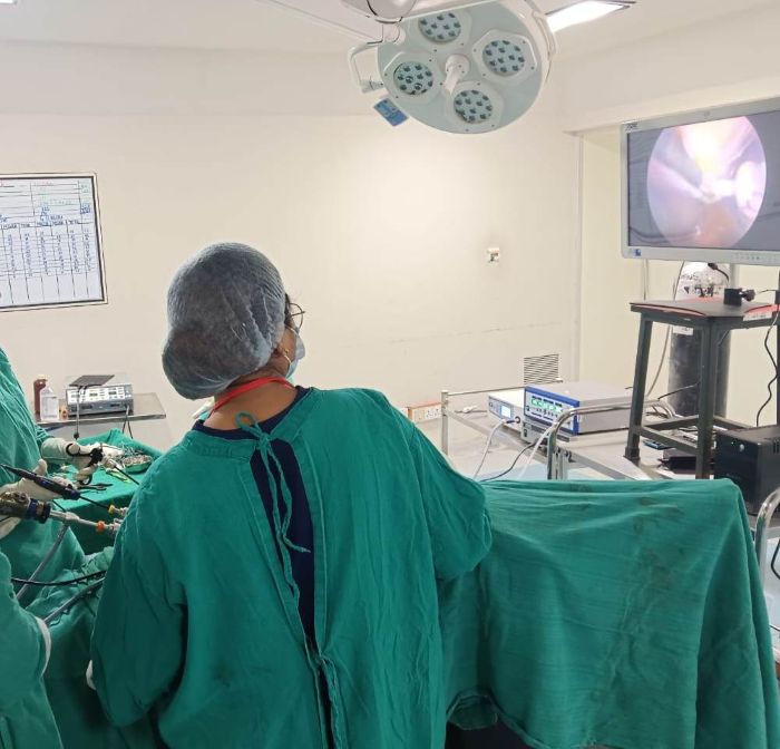 परिवार नियोजन को मिला नया आयाम: बलरामपुर जिला अस्पताल में आधुनिक लेप्रोस्कोपिक तकनीक से महिला नसबंदी शुरू, सुरक्षित मातृत्व की दिशा में अहम कदम