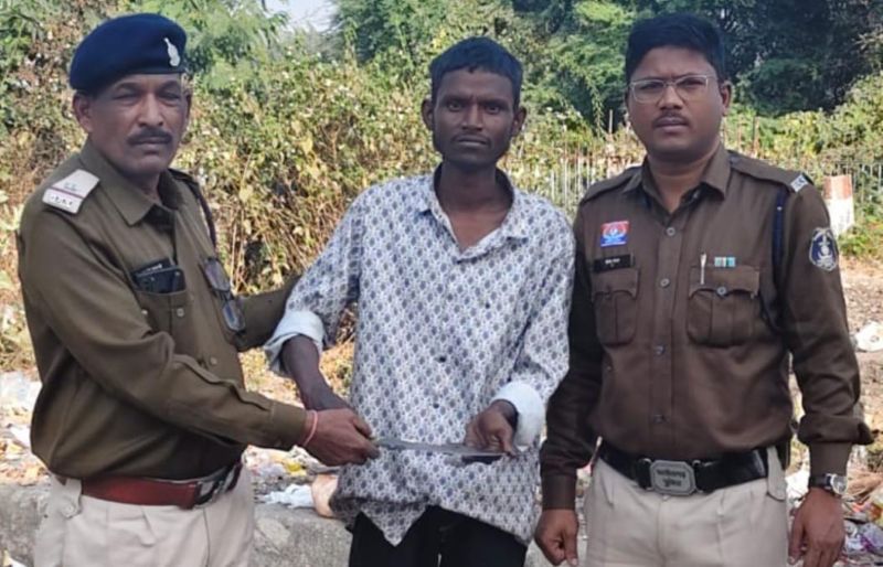 रायपुर में चाकू लेकर आतंक मचाता युवक गिरफ्तार: WRS अंडरब्रिज के पास आकाश यादव दबोचा गया, आर्म्स एक्ट में मामला दर्ज