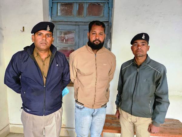 पुलिस की बड़ी कार्रवाई : पशु तस्करी पर करारा प्रहार, लखनपुर क्षेत्र में पुलिस ने नाकाम की मवेशी तस्करी की साजिश, पिक-अप में क्रूरतापूर्वक ले जाए जा रहे 21 मवेशी बरामद, आरोपी गिरफ्तार कर भेजा गया न्यायिक अभिरक्षा में.