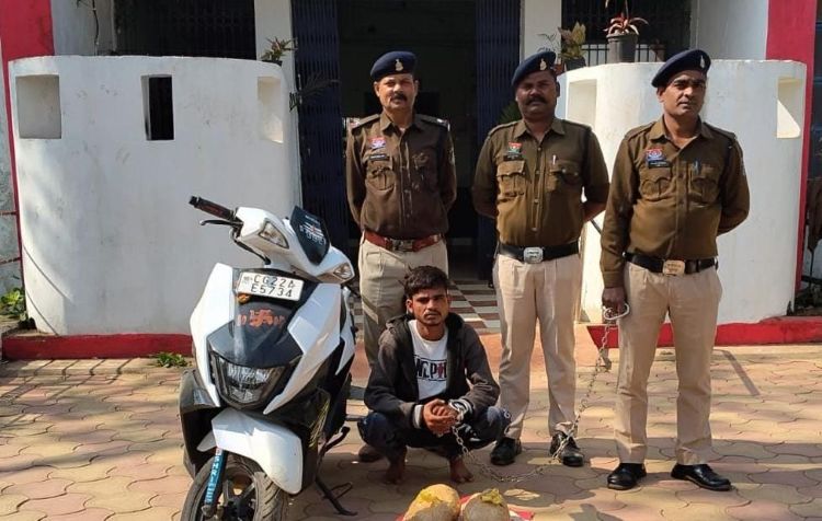 गांजा तस्करी पर पुलिस का करारा प्रहार: साइबर सेल व थाना पलारी की संयुक्त कार्रवाई, 2 किलो से अधिक गांजा के साथ 2 आरोपी गिरफ्तार, एक विधि से संघर्षरत बालक शामिल