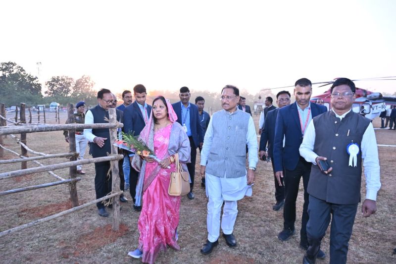 पगुरा बहार हेलीपेड पर उमड़ा स्वागत का सैलाब—मुख्यमंत्री विष्णुदेव साय एवं धर्मपत्नी के फरसाबहार आगमन पर दिखा जनविश्वास और सम्मान