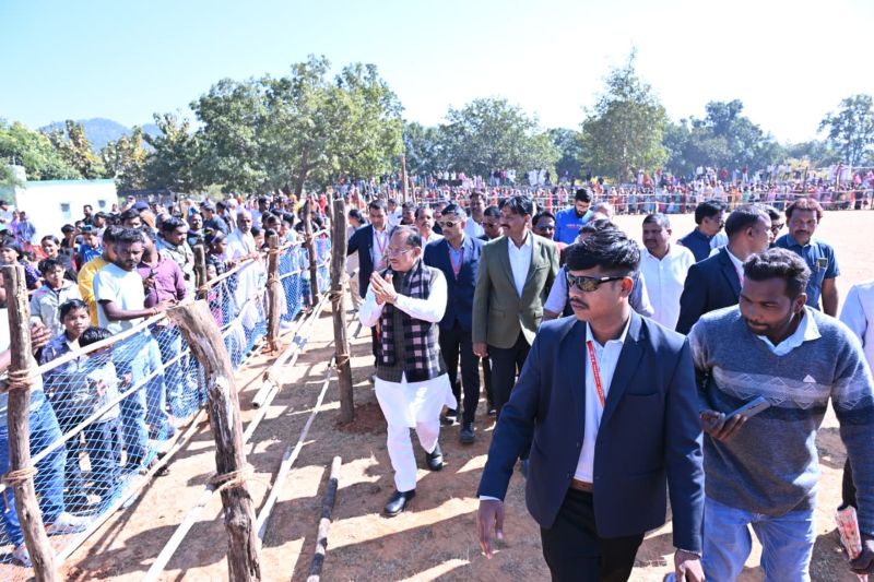 मुख्यमंत्री विष्णुदेव साय धर्मपत्नी संग पहुंचे सामरबार हेलीपैड, बगीचा क्षेत्र में स्वागत समारोह—जिला पंचायत अध्यक्ष सहित अधिकारी रहे मौजूद