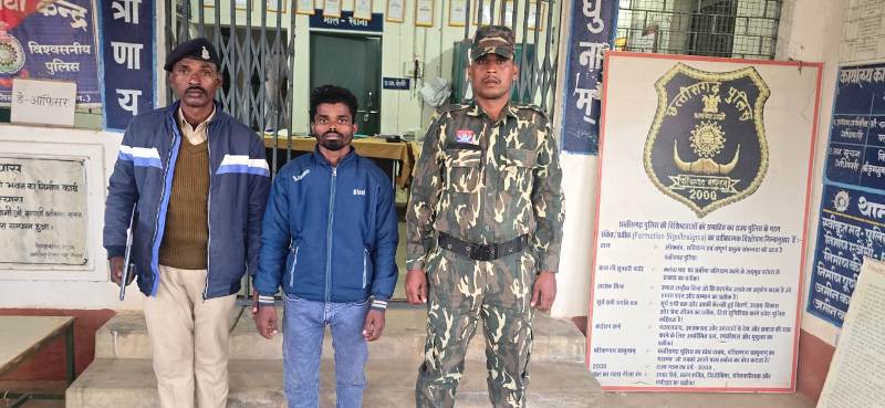 जशपुर पुलिस की तत्परता रंग लाई, शादी का झांसा, दैहिक शोषण और राज्य बदल-बदल कर फरारी ! आखिरकार जशपुर पुलिस के हत्थे चढ़ा आरोपी, गुम नाबालिग को सुरक्षित परिजनों के किया सुपुर्द, आरोपी भेजा गया जेल.