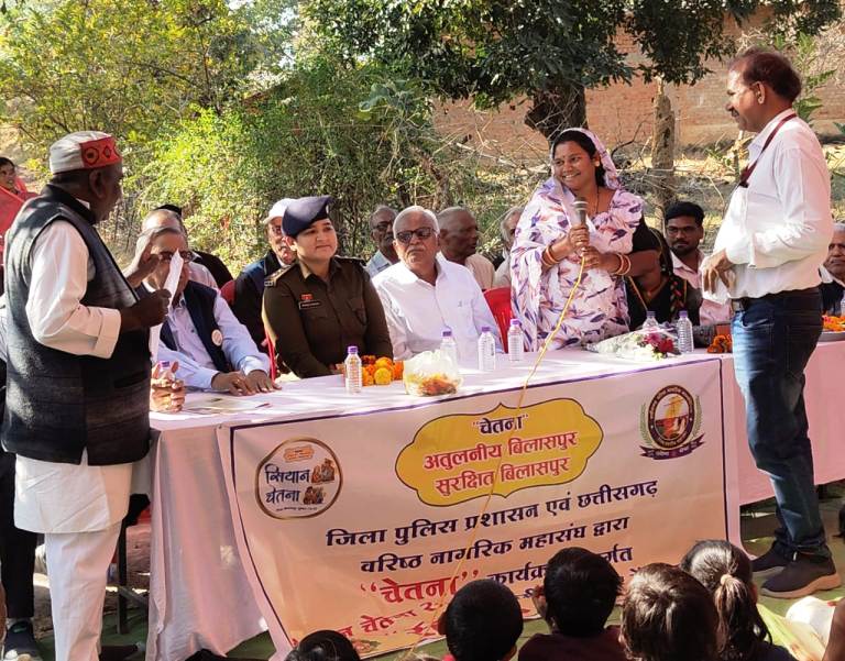 ग्रामीण अंचल में पुलिस की संवेदनशील पहल : चेतना अभियान के अंतर्गत बेलगहना में ‘सियान चेतना सम्मान’, बैगा परिवारों को मिला सम्मान और सहायता, बुजुर्गों और बच्चों को किया गया सम्मानित.