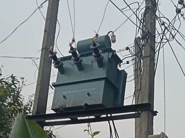 आकाशीय बिजली से क्षतिग्रस्त ट्रांसफार्मर का समाधान: बालाझार ग्राम पंचायत में नया ट्रांसफार्मर स्थापित, लो-वोल्टेज की समस्या नहीं