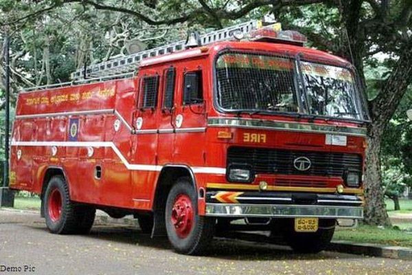 जशपुर रोड स्थित संदीप एजेंसी में आगजनी की घटना, नगर पालिका व जिला प्रशासन की संयुक्त कार्रवाई से टली बड़ी अनहोनी, किसी प्रकार की जनहानि नहीं