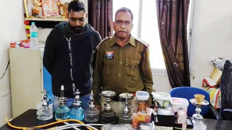 रायपुर में नशे के कारोबार पर पुलिस की सख्ती : खम्हारडीह में बड़ी कार्रवाई, 40 हजार की हुक्का सामग्री जब्त, प्रतिबंधित हुक्का सामग्री के साथ एक आरोपी को गिरफ्तार कर की गई कार्यवाही.