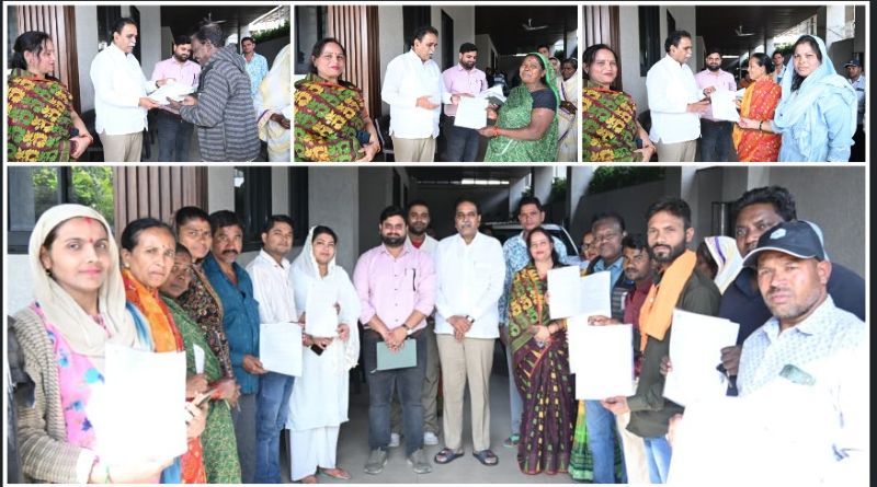 तात्यापारा के 18 परिवारों का टूटा वर्षों का इंतज़ार, पक्के मकान का सपना हुआ साकार: विधायक राजेश मूणत ने ‘मोर जमीन मोर मकान’ योजना के तहत वितरित किए अनुज्ञा पत्र