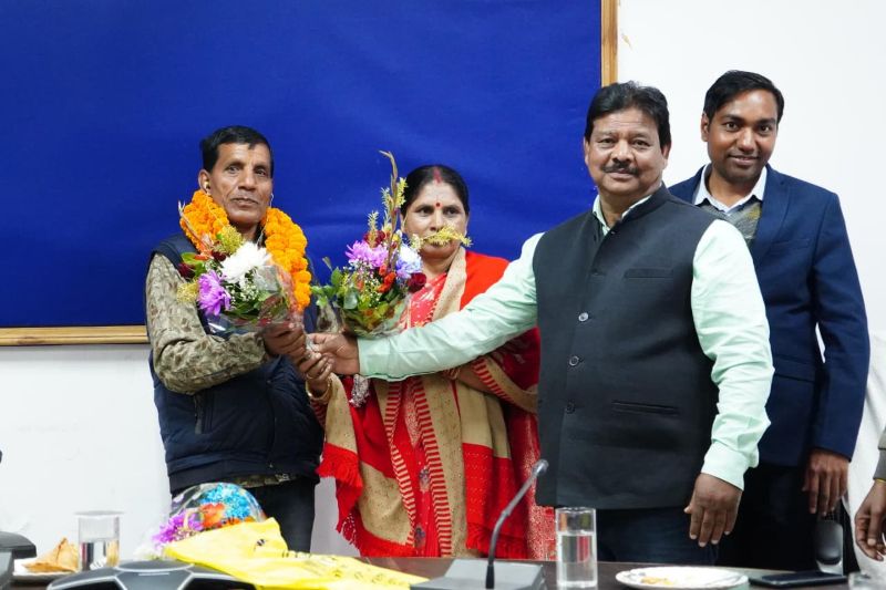 केवल कर्मचारी नहीं, कार्यसंस्कृति का अभिन्न हिस्सा थे तीर्थाराम साहू: कलेक्टोरेट जशपुर में भावनात्मक वातावरण के बीच हुआ सम्मानपूर्ण सेवानिवृत्ति समारोह