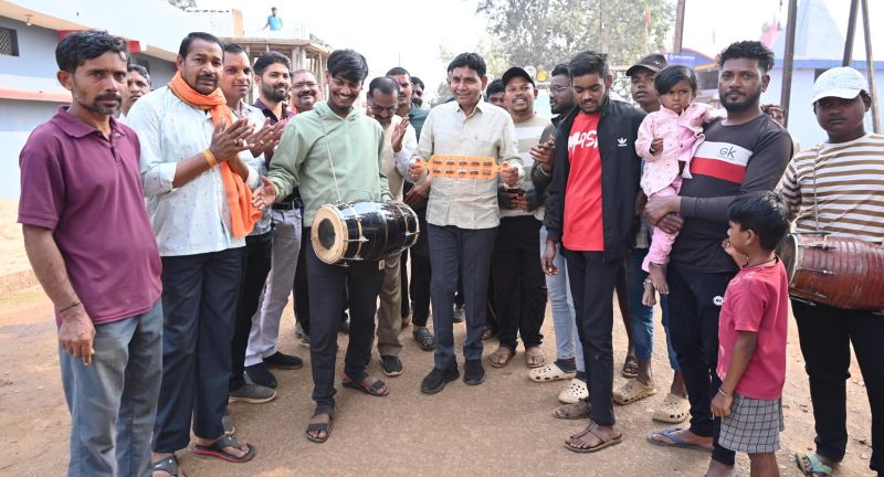 लोक आस्था और भाईचारे की मिसाल बना छेरछेरा तिहार, मंत्री टंक राम वर्मा ने ग्रामीणों संग मनाया लोक पर्व