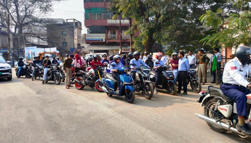 राष्ट्रीय सड़क सुरक्षा माह : रायगढ़ पुलिस की अनूठी पहल, रायगढ़ में यातायात पुलिस ने निकाली हेलमेट जागरूकता रैली, दोपहिया चालकों को हेलमेट और यातायात नियमों के लिए किया जागरूक.