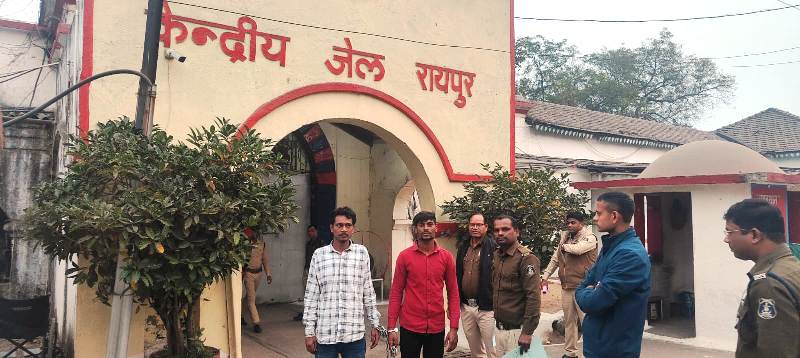 शराब के लिए पैसे नहीं देने पर चाकू से हमला, धरसींवा पुलिस की सख्ती, चाकू से हमला करने वाला फरार आरोपी तोरण चन्द्राकर गिरफ्तार.