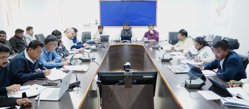 शिविरों में प्राप्त हर आवेदन का त्वरित समाधान हो प्राथमिकता: कलेक्टर रोहित व्यास की सख़्त हिदायत, ग्राम पंचायतों में चल रही विकास योजनाओं की गहन समीक्षा