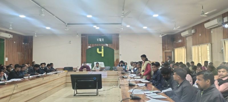 प्रधानमंत्री आवास योजना–ग्रामीण की समीक्षा बैठक, जशपुर में लापरवाही पर नोटिस, समय-सीमा में आवास पूर्णता पर जोर