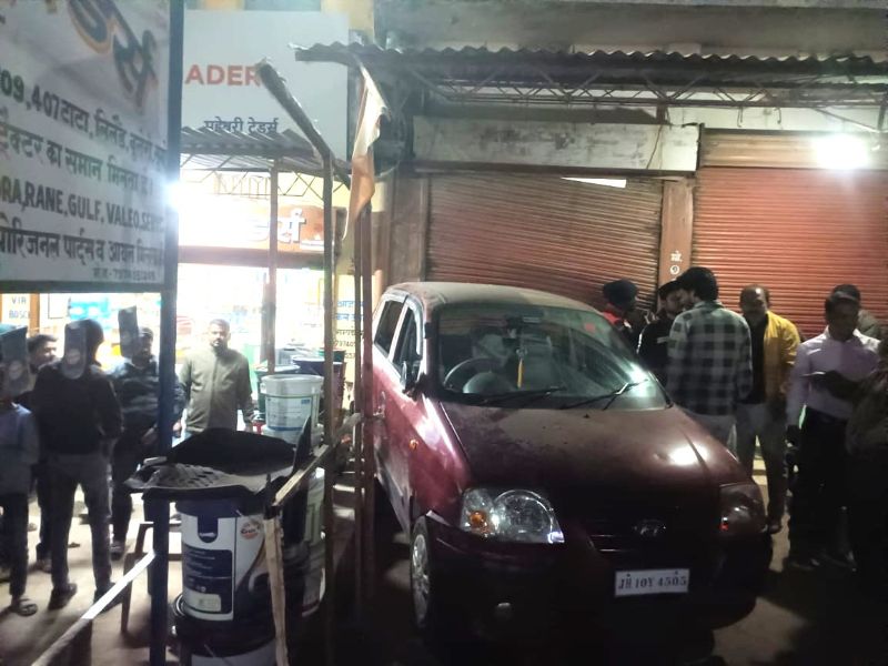 राष्ट्रीय राजमार्ग पर कानून की उड़ी धज्जियां : कुनकुरी में नाबालिग चला रहा था कार, बैक करते ही बिगड़ा संतुलन, गाड़ी सीधे दुकान में जा घुसी, इलाके में मचा हड़कंप