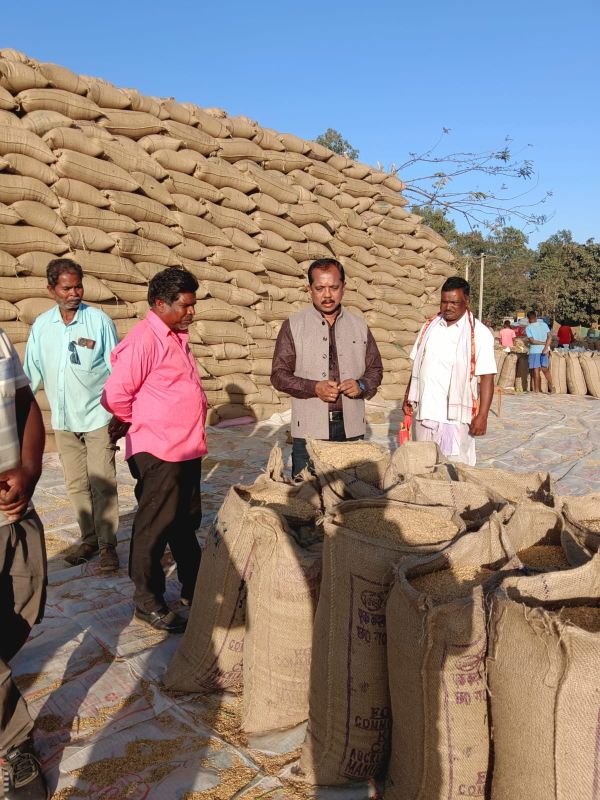 किसान सुविधाओं को लेकर सख्त जिला पंचायत अध्यक्ष : लुड़ेग धान खरीदी केंद्र में सालिक साय का औचक निरीक्षण, पारदर्शिता व त्वरित भुगतान के दिए निर्देश