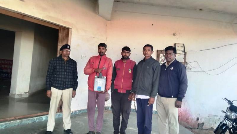 पंडरापाठ क्षेत्र में चोरी का खुलासा : पुलिस ने सबमर्सिबल पंप स्टार्टर किया बरामद, खेत से सोलर पंप स्टार्टर चोरी करने वाले दो चोर व खरीददार गिरफ्तार, तीनों भेजे गए जेल.