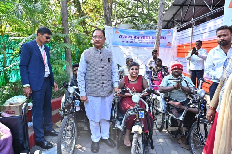 मुख्यमंत्री जनदर्शन में संवेदनशील पहल : दिव्यांगजनों की समस्या पर त्वरित निर्णय, मुख्यमंत्री विष्णु देव साय ने प्रदान किए बैटरी चालित ट्राइसिकल