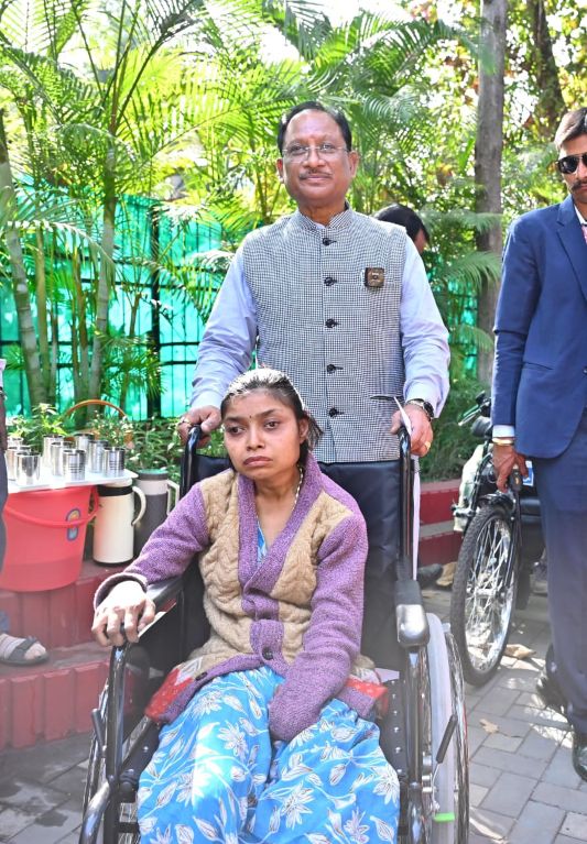 जनदर्शन में संवेदनशील सुशासन की मिसाल : मुख्यमंत्री विष्णु देव साय ने दिव्यांगजनों को बैटरी ट्राइसिकल, व्हीलचेयर व श्रवण यंत्र प्रदान कर दी बड़ी राहत