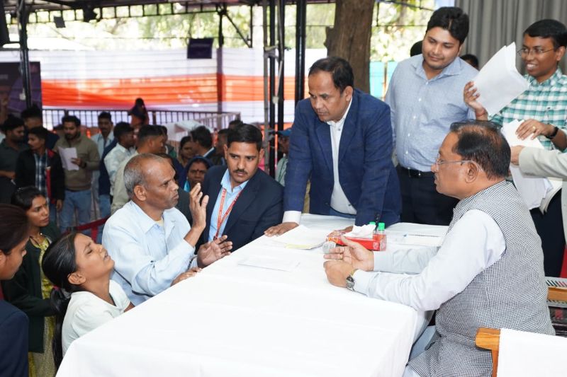 CM जनदर्शन बना जीवन का सहारा : मुख्यमंत्री विष्णु देव साय की संवेदनशील पहल से गरीब परिवार की लकवाग्रस्त महिला को इलाज के लिए 5 लाख की सहायता