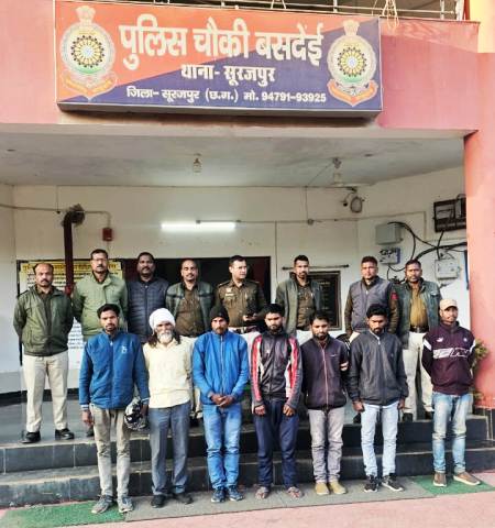 सूरजपुर पुलिस की बड़ी कार्रवाई : डीआईजी-एसएसपी के निर्देश पर वारंट तामीली अभियान, वर्षों से फरार 7 स्थाई व 4 गिरफ्तारी वारंटी गिरफ्तार कर न्यायालय में किए गए पेश.