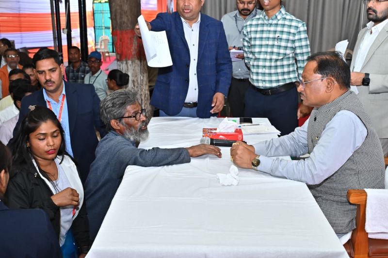 संवेदनशीलता और सुशासन का संगम : मुख्यमंत्री के हस्तक्षेप से रायपुर के अविवाहित श्रमिक को मिलेगा राशन कार्ड, खुले सरकारी योजनाओं के द्वार