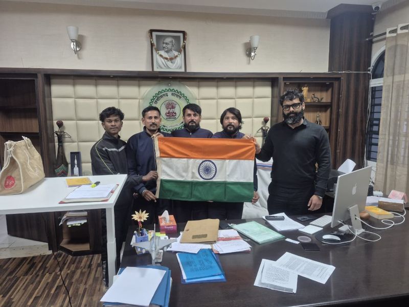 विश्वशांति, पर्यावरण संरक्षण और जनजागरूकता का अभियान: जशपुर में विश्व पदयात्री टीम का प्रवास, कलेक्टर रोहित व्यास से मुलाकात