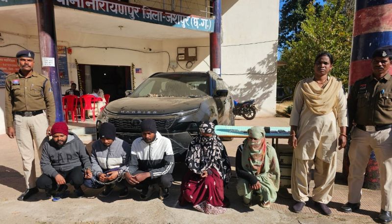 जशपुर में 51 लाख की बड़ी चोरी का खुलासा: भतीजी ने बॉयफ्रेंड और साथियों संग उड़ाए 15 लाख नकद व सोने के जेवर, आईफोन के लालच ने पहुंचाया सलाखों के पीछे