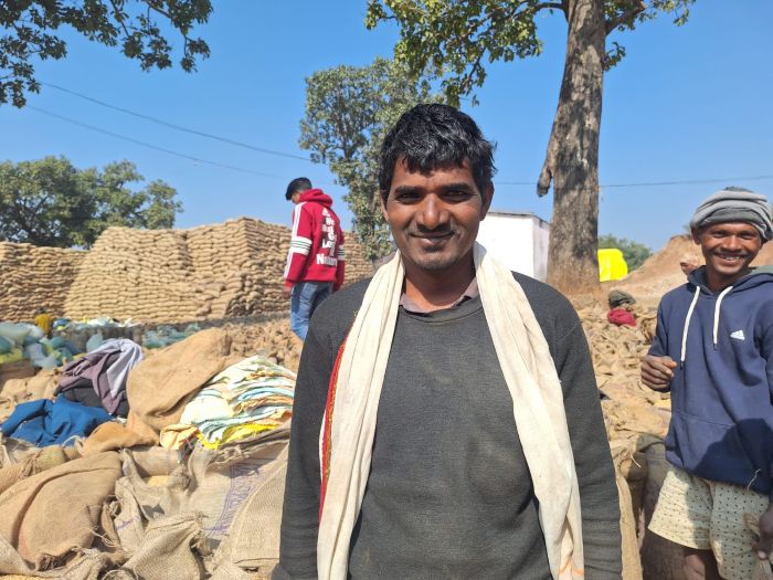 मोहन खेती में निवेश कर बढ़ा रहे उत्पादन : अतिरिक्त आय से मिल रही राहत