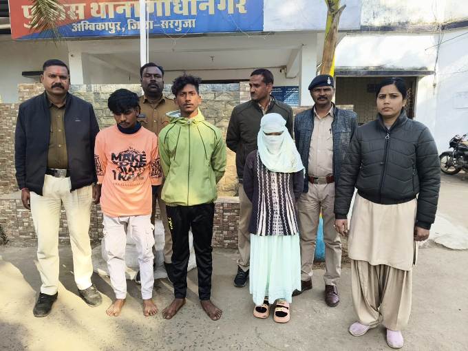 अंबिकापुर हत्या कांड का खुलासा : गांधीनगर क्षेत्र में युवक की हत्या का मामला सुलझा, पुलिस की सख्त कार्रवाई से आरोपी सलाखों के पीछे, महिला सहित तीन आरोपी गिरफ्तार, चाकू और मोबाइल जब्त, भेजा गया न्यायिक रिमांड पर.