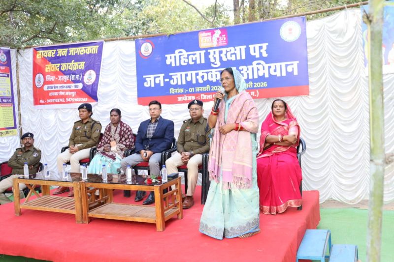रजत जयंती वर्ष 2025-26 के अंतर्गत जशपुर पुलिस का महिला सुरक्षा अभियान संपन्न, एसएसपी शशि मोहन सिंह ने दी आत्मरक्षा व साइबर सुरक्षा की जानकारी