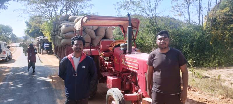 रात के अंधेरे में चल रहा था धान का खेल, जशपुर पुलिस ने तीन वाहनों के साथ पकड़ी 123 क्विंटल अवैध धान की खेप, झारखंड से छत्तीसगढ़ लाये जा रहे धान माफियाओं के अवैध धान पर जशपुर पुलिस का छापा, सौंपा जिला प्रशासन को