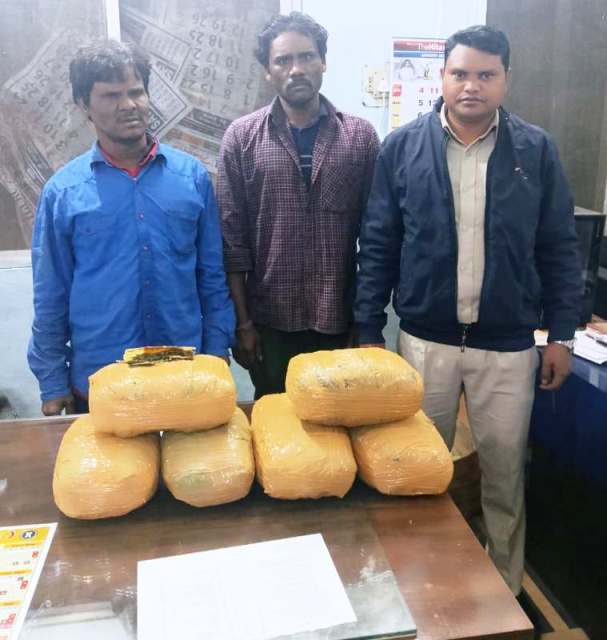 ऑपरेशन निश्चय में बड़ी कार्रवाई : नशे के सौदागरों पर रायपुर पुलिस का शिकंजा, तेलीबांधा पुलिस ने 6 किलो गांजा किया जब्त, दो आरोपी गिरफ्तार. नारकोटिक एक्ट में की गई कार्यवाही.