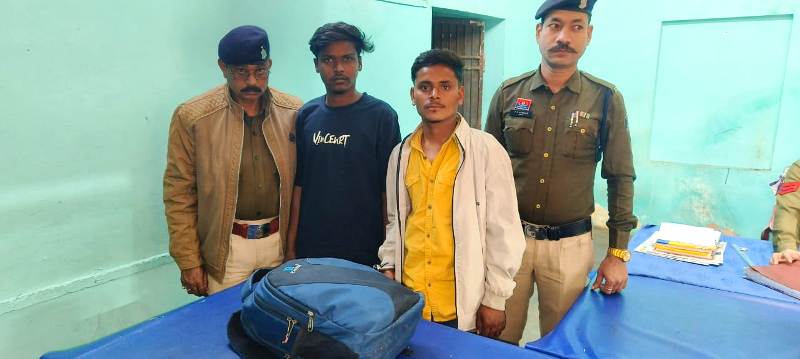 ऑपरेशन निश्चय में डी.डी. नगर पुलिस की कार्रवाई : नदी किनारे गांजा बेचने की फिराक में थे युवक, पुलिस ने मौके पर दबोचा, 3.5 किलो गांजा के साथ दो आरोपी हुए गिरफ्तार.