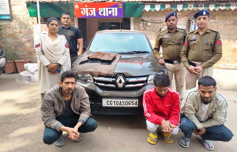 ऑपरेशन निश्चय में पुलिस का बड़ा धमाका : एक्सप्रेस-वे पर नशे का सौदा ! कार में भरकर लाई जा रही थी नशीली गोलियां, गंज पुलिस ने घेराबंदी कर पकड़े 3 तस्कर, 3000 नशीली गोलियां बरामद, एनडीपीएस एक्ट में हुई कार्यवाही.