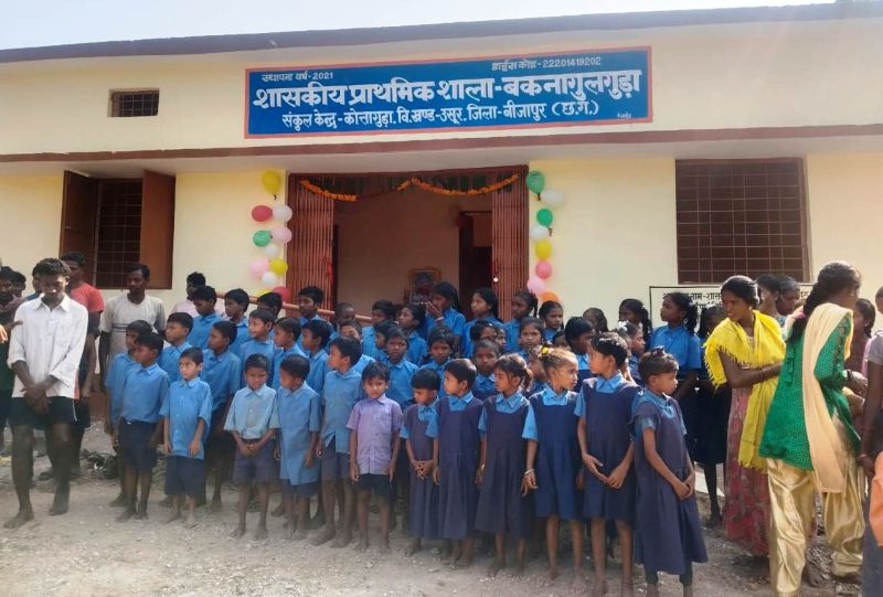 नियद नेल्ला नार योजना बनी उम्मीद की नींव: दूरस्थ गांव बकनागुलगुड़ा में झोपड़ी में चलने वाली शाला को मिला पक्का भवन, ग्रामीणों में खुशी की लहर