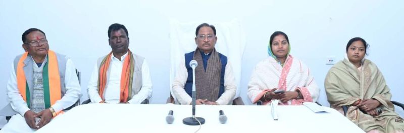 धान खरीदी से लेकर बिजली, सड़क और स्वास्थ्य तक योजनाओं की समीक्षा, सूरजपुर प्रवास पर मुख्यमंत्री साय ने अधिकारियों को दिए संवेदनशीलता और फील्ड में रहने के निर्देश