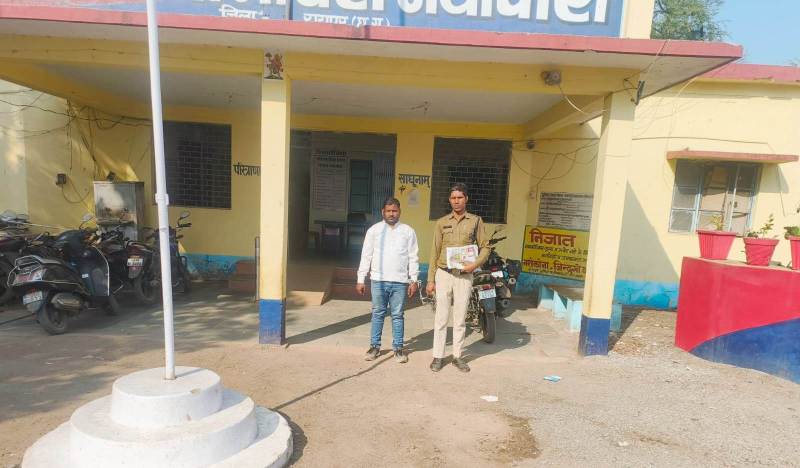 एफसीआई गोदाम के पास हुई झपटमारी : गोबरा नवापारा में झपटमारी का आरोपी गिरफ्तार, 8 हजार रुपये बरामद, पुलिस और लोगों ने मिलकर पकड़ा आरोपी