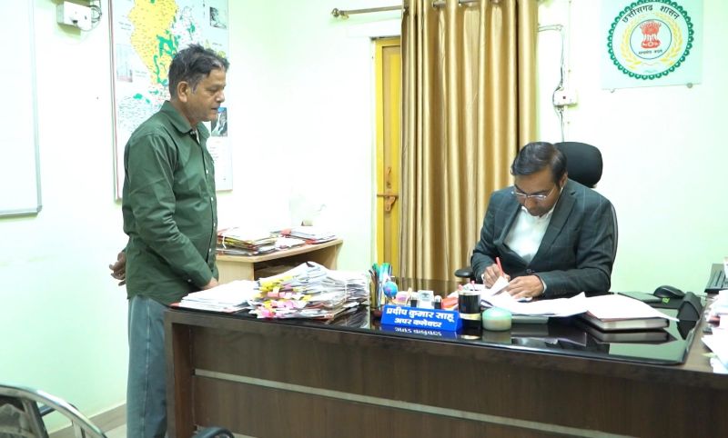 जशपुर : अपर कलेक्टर प्रदीप साहू ने जनदर्शन में सुनी आमजन की समस्याएँ, अधिकारियों को समयबद्ध एवं पारदर्शी निराकरण के दिए निर्देश