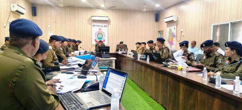 अपराध समीक्षा बैठक : विजुअल और सामुदायिक पुलिसिंग पर जोर, सड़क हादसों में कमी लाने विशेष कार्ययोजना, एसपी दिव्यांग पटेल ने लंबित मामलों के शीघ्र निराकरण के दिए निर्देश